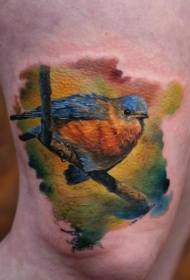 大腿彩色鲜艳的写实小鸟纹身图案