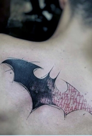 背部素描风格的蝙蝠侠标志和字母纹身图案