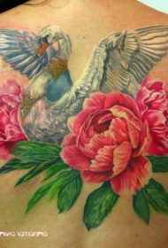 背部奇妙的彩色天鹅与鲜花和珠宝纹身图案