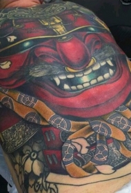 背部彩色精彩的武士面具纹身图案