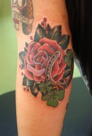 手臂四叶草和马蹄铁红玫瑰纹身图案