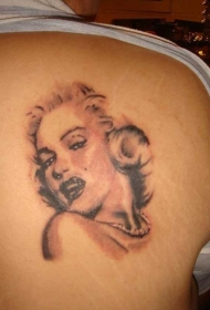 背部栩栩如生的玛丽莲梦露肖像纹身图案