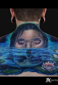 背部新风格彩色游泳女性与骷髅莲花纹身图案