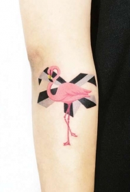 手臂小小的粉红色火烈鸟纹身图案