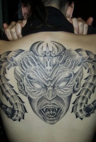 背部恶魔怪物羊角纹身图案