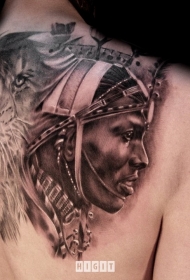 背部写实风格黑灰部落人类与狮子纹身图案