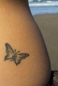 背部简单漂亮的蝴蝶纹身图案