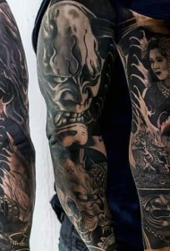 手臂亚洲风格的黑白武士面具和艺伎纹身图案