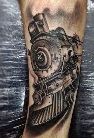手臂黑白色的西方火车纹身图案