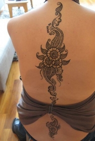 背部简单的黑白花朵个性纹身图案