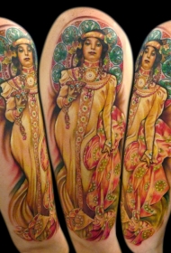大臂令人惊叹的彩色女子纹身图案