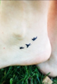 脚踝黑色的小鸟个性纹身图案