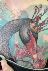 背部漂亮的五彩天鹅皇冠与花朵纹身图案