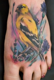 脚背黄色的写实小鸟花朵纹身图案