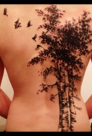 背部桦树和鸟黑色纹身图案