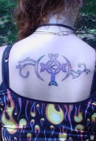 背部装饰圆形十字架纹身图案