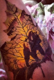 彩色的枫叶与熊剪影纹身图案