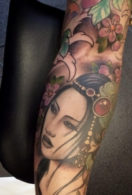 手臂五彩的亚洲女人和花朵纹身图案
