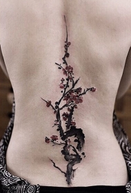 亚洲风格的彩色水墨梅花树背部纹身图案