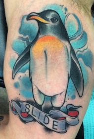 男孩手臂的彩色字母企鹅纹身图案