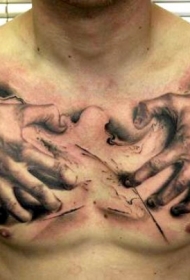胸部逼真的两只手纹身图案