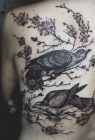 背部奇妙的黑白雕刻风格鸟类纹身图案