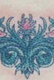 背部红色花朵与藤蔓纹身图案