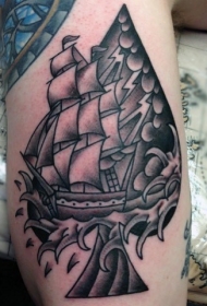 黑色的黑桃符号和帆船手臂纹身图案