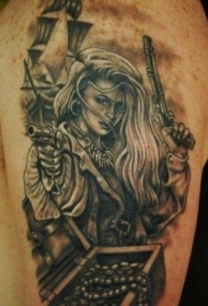 手臂黑白美丽的海盗女性纹身图案
