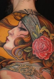 背部美丽的女人肖像与红玫瑰花纹身图案