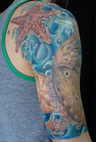 大臂彩色的海洋生物个性纹身图案