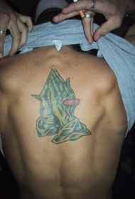 背部彩色的僵尸祈祷手纹身图案