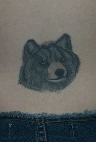 腰部一只狼头像黑灰纹身图案