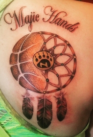 背部彩色的捕梦网和篮球结合纹身图案