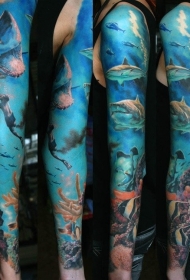 手臂美丽的鲨鱼和潜水员在海洋纹身图案