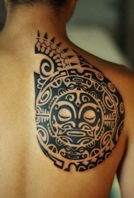 背部黑色的波利尼西亚风格装饰纹身图案