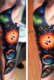 手臂可爱的彩色太空主题纹身图案