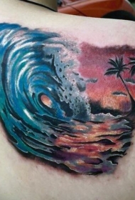 背部彩色的波浪与棕榈树纹身图案