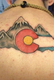 背部彩色的山脉和国旗纹身图案