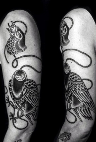 手臂有趣的黑白绳子和断头鹰纹身图案
