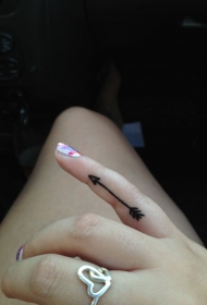 女生手指上的小箭头纹身图案