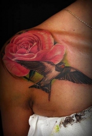 肩部可爱的粉红色大玫瑰与燕子纹身图案