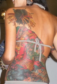 背部彩色的艺妓纹身图案
