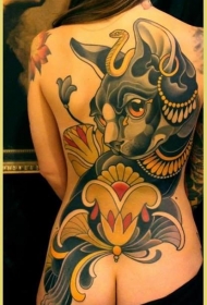 女生背部彩色的大猫纹身图案