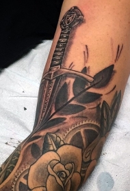 写实的黑色中世纪剑和玫瑰手臂纹身图案