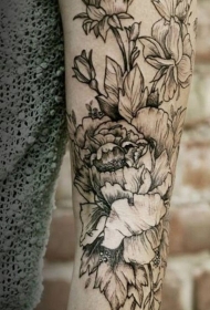 手臂黑色的线条花卉纹身图案