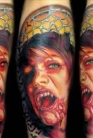 手臂彩色的女人僵尸肖像纹身图案