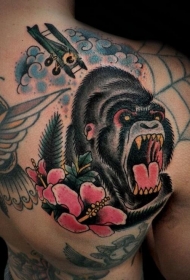 背部黑色的大猩猩与粉红色的花朵纹身图案