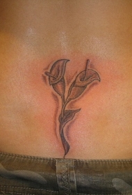 腰部两个交叉的花朵纹身图案