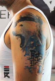 大臂水彩画风格彩色大白熊与汉字纹身图案